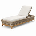 Lettino prendisole in legno e rattan sintetico con cuscino bianco